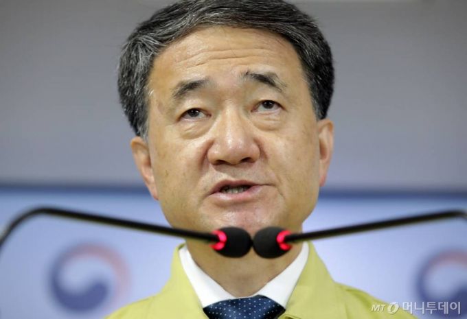 [서울=뉴시스]박진희 기자 = 박능후 보건복지부 장관이 22일 오전 서울 종로구 정부서울청사에서 코로나 위기 및 의사단체 집단휴진 관련 대국민 담화문을 발표하고 있다. 2020.08.22.  pak7130@newsis.com