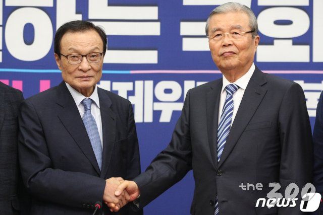 (서울=뉴스1) 성동훈 기자 = 이해찬 더불어민주당 대표와 김종인 미래통합당 비상대책위원장이 3일 오전 서울 여의도 국회에서 만남을 갖고 악수를 하고 있다. 2020.6.3/뉴스1
