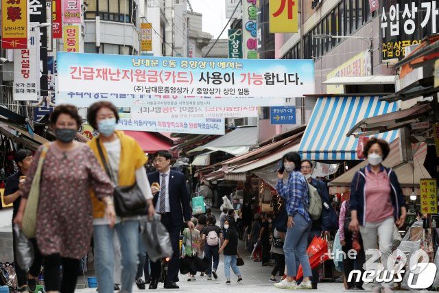 (서울=뉴스1) 민경석 기자 = 긴급재난지원금 지급 등의 효과로 소비를 의미하는 소매판매액지수가 전월 대비 4.6% 껑충 뛰며 두 달째 증가세를 이어가며 종 코로나바이러스 감염증(코로나19) 이전 수준까지 회복했다.   반면 코로나19 사태로 수출 타격을 입으면서 지난 5월 산업생산과 투자는 감소했다. 통계청은 30일 '5월 산업활동동향'을 통해 이 같은 내용을 발표했다.  이날 오후 서울 중구 남대문시장에 긴급재난지원금 사용이 가능함을 알리는 현수막이 걸려있다. 2020.6.30/뉴스1