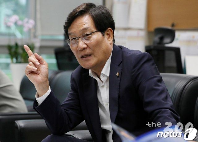 (전주=뉴스1) 유경석 기자 = 신동근 더불어민주당 최고위원 후보(1번)가 7일 전북 전주시 전북도의회 기자실에서 실시한 간담회에서 기자들의 질의에 답변을 하고 있다. 2020.8.7/뉴스1