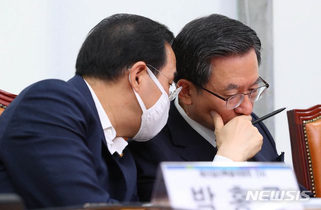 더불어민주당 정성호(오른쪽) 예결위원장과 박홍근 예결위간사가 지난달 6일 서울 여의도 국회에서 열린 더불어민주당 부산-울산-경남 예산정책협의회에 참석해 의견을 나누고 있다. / 사진제공=뉴시스