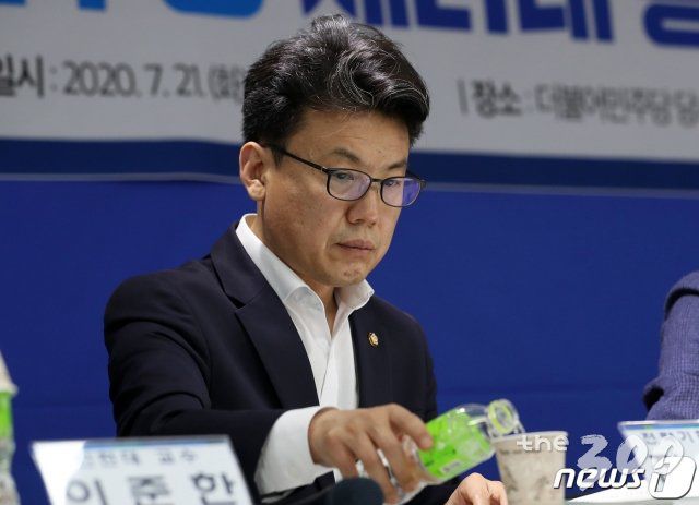 (서울=뉴스1) 이동해 기자 = 진성준 더불어민주당 의원이 21일 오후 서울 여의도 더불어민주당 당사 대강당에서 열린 더불어민주당 21대 총선 평가 토론회에 참석해 물을 마시고 있다.  이번 토론회는 ‘21대 총선의 결과를 정치적이고 역사적인 차원’에서 조명하고 ‘더불어민주당이 거둔 성과와 한계, 과제’ 등을 논의했다. 2020.7.21/뉴스1