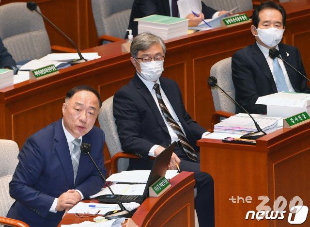 (서울=뉴스1) 박세연 기자 = 홍남기 경제부총리 겸 기획재정부 장관이 24일 오전 서울 여의도 국회에서 열린 예산결산특별위원회 전체회의에서 의원 질문에 답변하고 있다. 2020.8.24/뉴스1