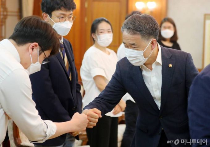 [서울=뉴시스]배훈식 기자 = 박능후 보건복지부 장관이 23일 오후 서울 종로구 정부서울청사 국무총리 접견실에서 열린 대한전공의협의회 대표단과의 면담에 참석해 인사하고 있다. 2020.08.23.   dahora83@newsis.com