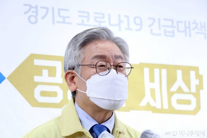 [수원=뉴시스] 김종택기자 = 이재명 경기도지사가 20일 오전 경기도 수원시 팔달구 경기도청에서 신종 코로나바이러스 감염증(코로나19) 수도권 대유행에 따른 대도민 긴급호소 기자회견을 하고 있다. (사진= 경기사진공동취재단) 2020.08.20.  semail3778@naver.com