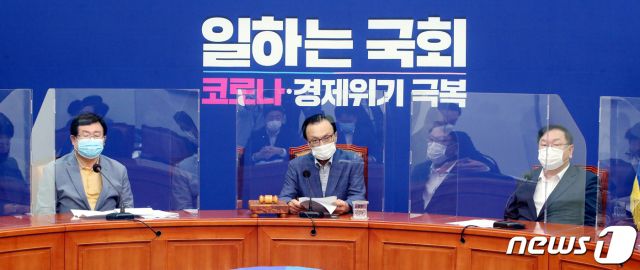 이해찬 더불어민주당 대표가 21일 오전 서울 여의도 국회에서 열린 최고위원회의에서 발언하고 있다/사진=뉴스1