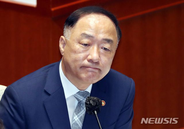 홍남기 경제부총리 겸 기획재정부 장관이 24일 서울 여의도 국회에서 열린 예산결산특별위원회 전체회의에 참석해 의원 질의를 듣고 있다. / 사진제공=뉴시스