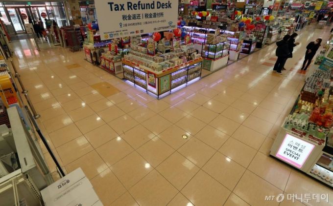 코로나19 여파로 한국을 찾는 외국인 관광객들의 발길이 끊긴 가운데 11일 서울 시내 한 대형마트에 평소 관광객들로 북적이던 매장 내부가 한산한 모습을 보이고 있다. / 사진=이기범 기자 leekb@