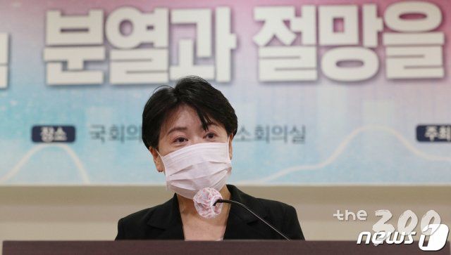 (서울=뉴스1) 박세연 기자 = 20일 서울 영등포구 국회의원회관 제2소회의실에서 미래통합당 경제혁신위 주최로 열린 혁신 아젠다 포럼 '분열과 절망을 딛고 미래로'에서 윤희숙 경제혁신위원장이 인사말을 하고 있다. 2020.8.20/뉴스1