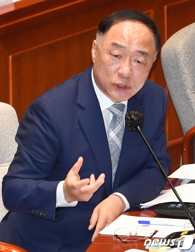 홍남기 부총리 겸 기획재정부 장관이 24일 오전 서울 여의도 국회에서 열린 예산결산특별위원회 전체회의에서 의원 질문에 답변하고 있다. /사진=뉴스1