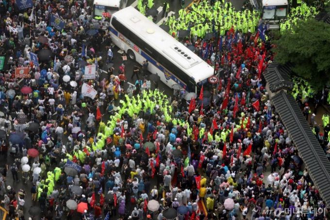 [서울=뉴시스]김명원 기자 = 보수단체들이 15일 서울 종로구 광화문 광장 열린  8·15 대규모 집회에 참가한 가운데 집회를 마친후 경찰 저지선을 뚫고 사직로에서 청와대로 가는길로 몰려와 경찰들과 대치하고 있다. 2020.08.15.   kmx1105@newsis.com