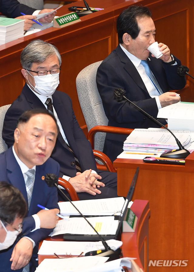 정세균 국무총리가 24일 오전 서울 여의도 국회에서 열린 예산결산특별위원회 전체회의에 참석해 물을 마시고 있다. / 사진제공=뉴시스