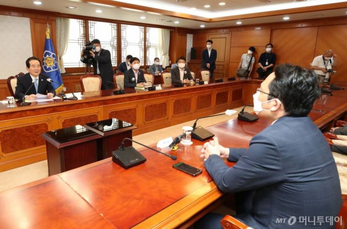 [서울=뉴시스]김명원 기자 = 정세균 국무총리가 24일 서울 종로구 정부서울청사에서 최대집 대한의사협회 회장 등 대한의사협회(의협) 회장단 면담을 하고 있다. 2020.08.24.   photo@newsis.com