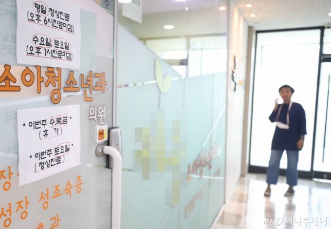 [서울=뉴시스] 전진환 기자 = 대한의사협회가 26~28일 3일간 진행하는 제2차 전국의사 총파업을 하루 앞둔 25일  서울 시내한 병원에 26~28일 휴가를 알리는 안내문이 붙어 있다. 2차 파업에는 전공의, 전임의 및 동네 의원까지 파업에 돌입한다. 2020.08.25.    amin2@newsis.com