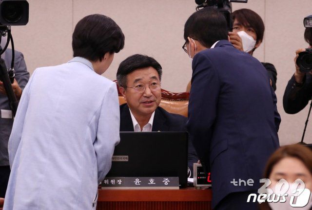 (서울=뉴스1) 박세연 기자 = 윤호중 국회 법사위원장(가운데)이 27일 오후 서울 여의도 국회에서 열린 법제사법위원회 전체회의에서 여야 간사인 백혜련 더불어민주당 의원(왼쪽), 김도읍 미래통합당 의원과 대화를 나누고 있다. 2020.7.27/뉴스1