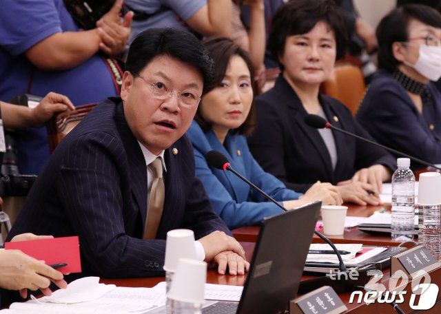 (서울=뉴스1) 박세연 기자 = 장제원 미래통합당 의원이 27일 오후 서울 여의도 국회에서 열린 법제사법위원회 전체회의에서 의사진행발언을 하고 있다. 2020.7.27/뉴스1