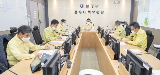 조명래 환경부 장관이 26일 오후 정부세종청사 환경부 홍수대책상황실에서 제8호 태풍 ‘바비’ 북상 대비 긴급 점검회의(영상)를 주재하고 있다. 이날 회의에선 홍수대응 기관인 4개 유역 홍수통제소, 한국수자원공사 및 기상청, 유역·지방환경청 등 관련 소속·산하기관의 태풍 대비태세를 점검했다./사진제공=기상청