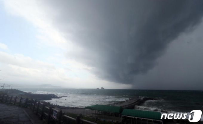 제8호 태풍 '바비(BAVI)'가 북상 중인 25일 오후 제주 서귀포시 대정읍 송악산 인근 해상에 먹구름이 몰려오고 있다./사진=뉴스1