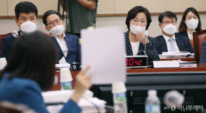 추미애 법무부 장관이 25일 오후 서울 여의도 국회에서 열린 법제사법위원회 전체회의에서 미래통합당 전주혜 의원의 질의에 답변하고 있다./ 사진=뉴시스