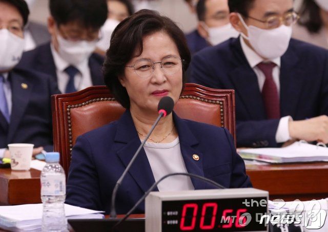 (서울=뉴스1) 박세연 기자 = 추미애 법무부 장관이 27일 오후 서울 여의도 국회에서 열린 법제사법위원회 전체회의에 출석해 의원들의 아들 병역 관련 자료제출과 관련한 의사진행 발언을 경청하며 미소를 짓고 있다. 2020.7.27/뉴스1