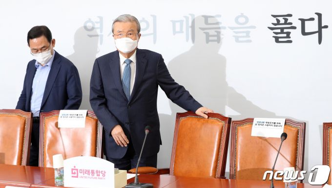 김종인 미래통합당 비상대책위원장(오른쪽)과 주호영 원내대표가 20일 오전 서울 여의도 국회에서 열린 비상대책위원회 회의에 참석하고 있다. 2020.8.20/사진제공=뉴스1