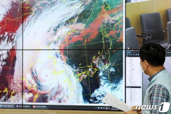 26일 오후 경기도 수원시 권선구 수도권기상청에서 예보관들이 북상하는 제8호 태풍 '바비(BAVI)'의 예상 이동 경로를 확인하고 있다.  /사진=뉴스1