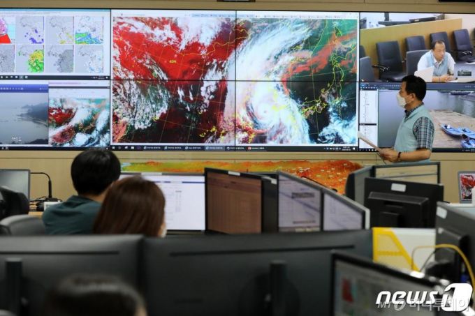 26일 오후 경기도 수원시 권선구 수도권기상청에서 예보관들이 북상하는 제8호 태풍 '바비(BAVI)'의 예상 이동 경로를 확인하고 있다. /사진=뉴스1