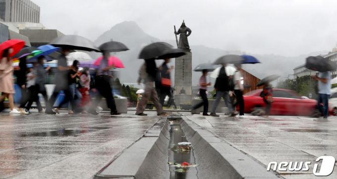 제8호 태풍 '바비'의 영향으로 비가 내린 27일 오전 서울 세종대로 광화문광장 인근에서 우산을 쓴 시민들이 출근길 발걸음을 재촉하고 있다. 2020.8.27/사진 = 뉴스 1