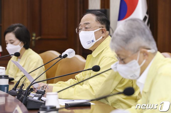 홍남기 부총리 겸 기획재정부 장관(가운데)이 27일 오전 서울 세종로 정부서울청사에서 열린 제15차 비상경제 중앙대책본부 회의 겸 제33차 경제관계장관회의에서 모두발언을 하고 있다. /사진=뉴스1