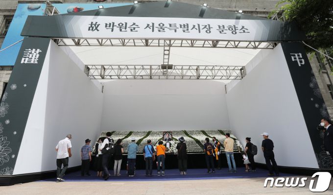 서울 중구 태평로 시청 앞 서울광장에 마련된 고(故) 박원순 서울특별시장 분향소를 찾아 조문하고 있다. 박 전 시장의 유고에 따른 서울시장 보궐선거는 내년 4월 치러진다. 2020.7.11/사진제공=뉴스1