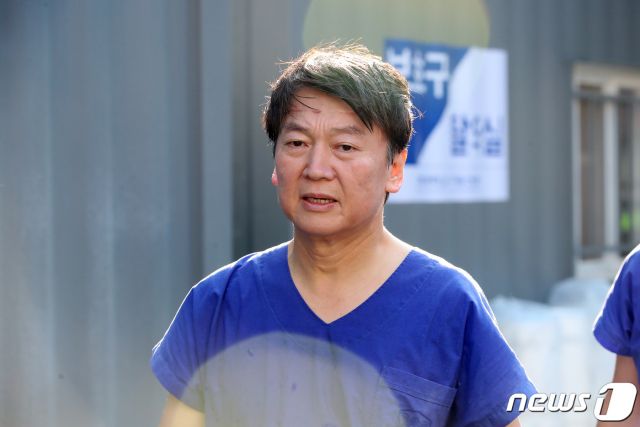 안철수 국민의당 대표가 지난 3월2일 오후 신종 코로나바이러스 감염증(코로나19) 지역거점병원인 대구 중구 계명대 대구동산병원을 찾아 병동 내부에서 의료봉사를 마친 뒤 땀에 보호복과 장비를 모두 벗고 젖은 모습으로 걸어 나오는 모습./사진=뉴스1