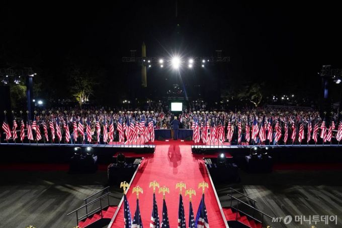 [워싱턴=AP/뉴시스]도널드 트럼프 미국 대통령이 공화당 전당대회 마지막 날인 27일(현지시간) 워싱턴 백악관 사우스론에서 공화당 대선후보 수락 연설을 하고 있다. 트럼프 대통령은 바이든 후보가 이번 대선에서 승리할 경우 “중국이 미국의 소유자(owner)가 될 것”이라는 주장을 반복했다. 2020.08.28.