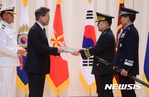 【서울=뉴시스】전신 기자 = 문재인 대통령이 2017년 8월 서울 용산구 국방부 대강당에서 열린 합참의장 이·취임식에서 이순진 전 합참의장에게 전역증을 수여하고 있다. 2017.08.20.    photo1006@newsis.com