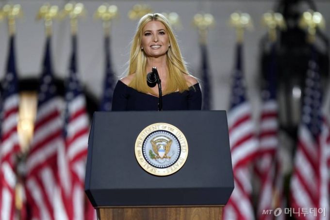 [워싱턴=AP/뉴시스] 도널드 트럼프 미국 대통령의 딸 이방카가 공화당 전당대회 마지막 날인 27일(현지시간) 워싱턴 백악관 사우스론에서 아버지에 대해 연설하고 있다. 2020.08.28
