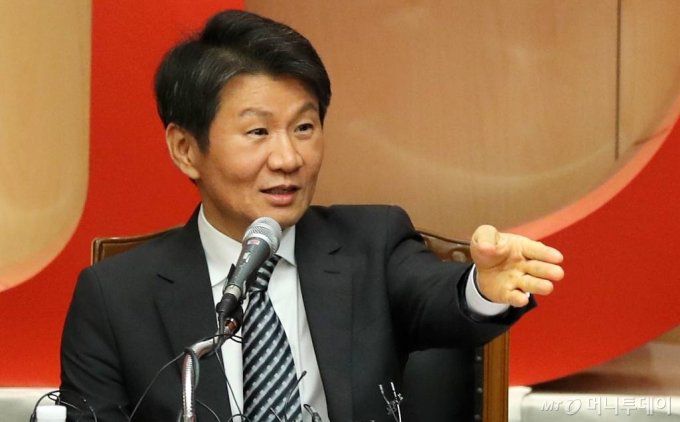 정몽규 HDC그룹 회장이 지난해 11월 아시아나항공 인수를 결정한 직후 기자회견에서 입장을 밝히고 있다. /사진=김휘선 기자