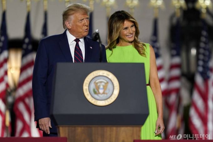 [워싱턴=AP/뉴시스] 도널드 트럼프 미국 대통령과 멜라니아 여사가 공화당 전당대회 마지막 날인 27일(현지시간) 워싱턴 백악관 사우스론에 마련된 무대 위에 서서 많은 참석자들에게 인사하고 있다. 트럼프 대통령은 이날 공화당 대선후보 수락연설을 했다. 2020.08.28