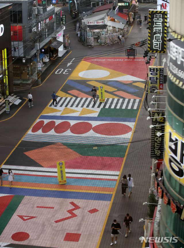 신종 코로나바이러스 감염증(코로나19) 확산으로 정부가 사회적 거리두기 2단계 조치를 일주일 연장, 음식점과 카페 등 밀집된 공간의 운영시간을 제한하는 방안을 발표한 이달 28일 오후 서울 마포구 홍대거리가 한산한 모습을 보이고 있다. / 사진제공=뉴시스