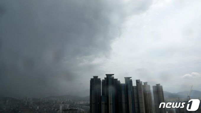 제8호 태풍 '바비(BAVI)'가 북상하고 있는 26일 전북 전주시 전북도청 옥상에서 바라본 도심 위로 비바람과 함께 먹구름이 몰려오고 있다. /사진=뉴스1