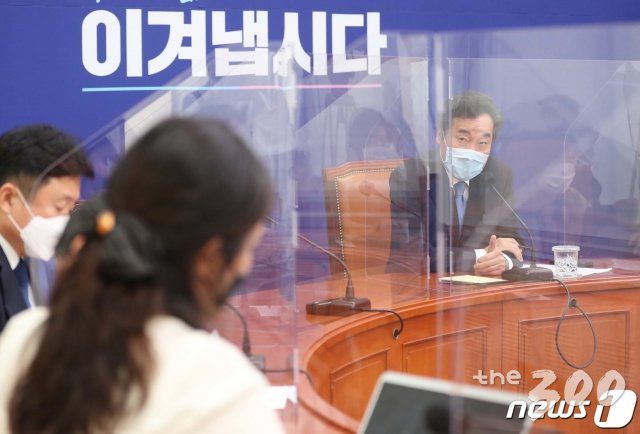(서울=뉴스1) 성동훈 기자 = 이낙연 더불어민주당 신임 대표가 31일 오후 서울 여의도 국회에서 기자간담회를 하고 있다. 2020.8.31/뉴스1