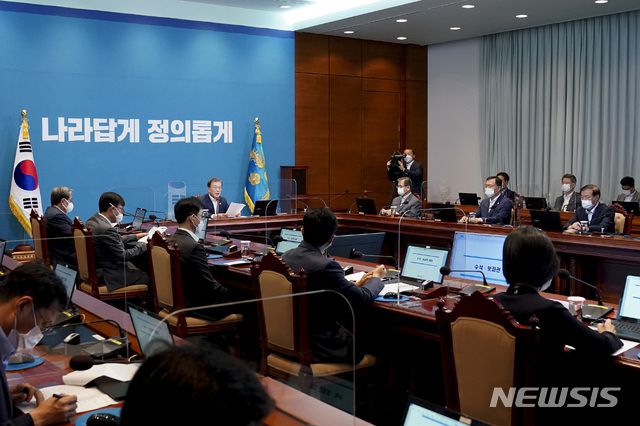 [서울=뉴시스]박영태 기자 = 문재인 대통령이 31일 청와대 여민관에서 열린 수석보좌관 회의에 참석해 발언을 하고 있다. 2020.08.31.  since1999@newsis.com