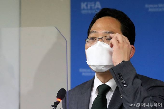 [서울=뉴시스 고범준 기자 = 최대집 대한의사협회장이 28일 오후 서울 용산구 대한의사협회에서 기자회견을 열고 범의료계 4대악 저지투쟁 특별위원회 논의 결과 발표 기자회견을 하고 있다. 대한의사협회는 이날 정부가 전공의와 대한의사협회를 각각 고발한 것을 공권력의 폭거로 규정하고, 태도 변화가 없으면 오는 9월 7일부터 무기한 총파업에 들어가기로 했다. 2020.08.28.   photo@newsis.com