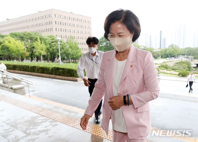 법무부가 검찰 중간간부 및 평검사 인사를 단행할 것으로 알려진 지난달 27일 추미애 장관이 과천 법무부 청사로 출근하고 있다. 추미애 장관 취임 후 두 번째 인사로, 검찰의 직접수사 기능을 축소하고 형사·공판 기능을 강화한다는 원칙에 따라 진행된다. / 사진제공=뉴시스