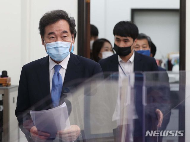 이낙연 더불어민주당 신임 당대표가 이달 31일 오후 서울 여의도 국회 당대표실에서 기자간담회를 하기 위해 참석하고 있다. / 사진제공=뉴시스