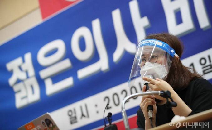 [서울=뉴시스] 박주성 기자 = 1일 오전 서울 영등포구 서울특별시의사회에서 열린 젊은의사 비상대책위원회 출범식에서 박지현 대한전공의협의회 비대위원장이 취재진의 질문에 답하고 있다. 2020.09.01.   photo@newsis.com