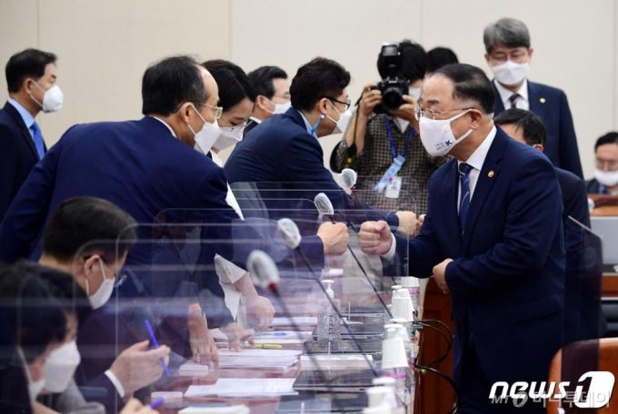 (서울=뉴스1) 성동훈 기자  = 홍남기 경제부총리 겸 기획재정부 장관이 1일 국회에서 열린 기획재정위원회 전체회의에서 미래통합당 의원들과 인사를 하고 있다. 2020.9.1/뉴스1