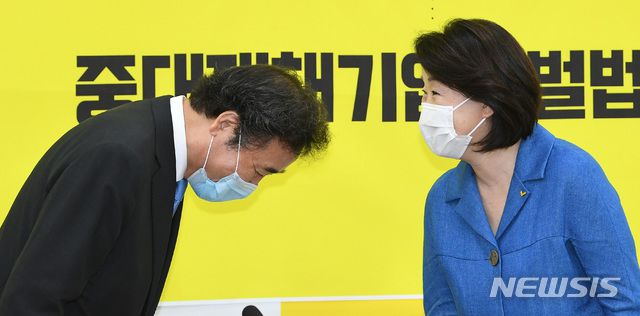 더불어민주당 이낙연 신임 당대표가 1일 서울 여의도 국회 정의당 대표실을 찾아 심상정 정의당 대표와 인사를 나누고 있다. / 사진제공=뉴시스