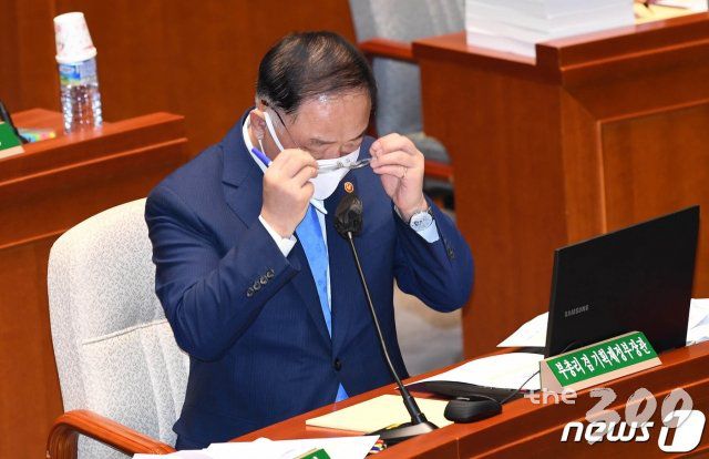 (서울=뉴스1) 박세연 기자 = 홍남기 경제부총리 겸 기획재정부 장관이 31일 서울 여의도 국회에서 열린 예산결산특별위원회 부별심사에서 안경을 고쳐쓰고 있다. 2020.8.31/뉴스1