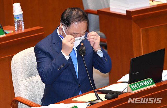 홍남기 경제부총리 겸 기획재정부 장관이 지난달 31일 서울 여의도 국회에서 열린 예산결산특별위원회 부별심사에 참석하고 있다. / 사진제공=뉴시스