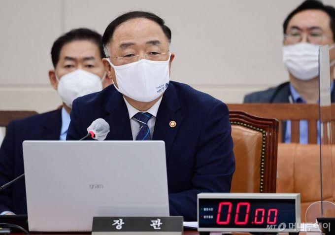 [서울=뉴시스] 홍효식 = 홍남기 경제부총리 겸 기획재정부 장관이 1일 오후 서울 여의도 국회에서 열린 기획재정위원회 전체회의에서 의원들의 질의에 답하고 있다. 2020.09.01.     photo@newsis.com