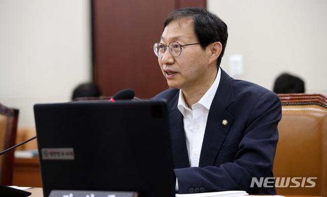 [서울=뉴시스김선웅 기자 = 김성주 더불어민주당 의원(보건복지위 여당 간사)이 17일 서울 여의도 국회에서 미래통합당 의원들이 불참한 가운데 열린 보건복지위원회 제1차 전체회의에서 발언하고 있다. 2020.06.17.   mangusta@newsis.com